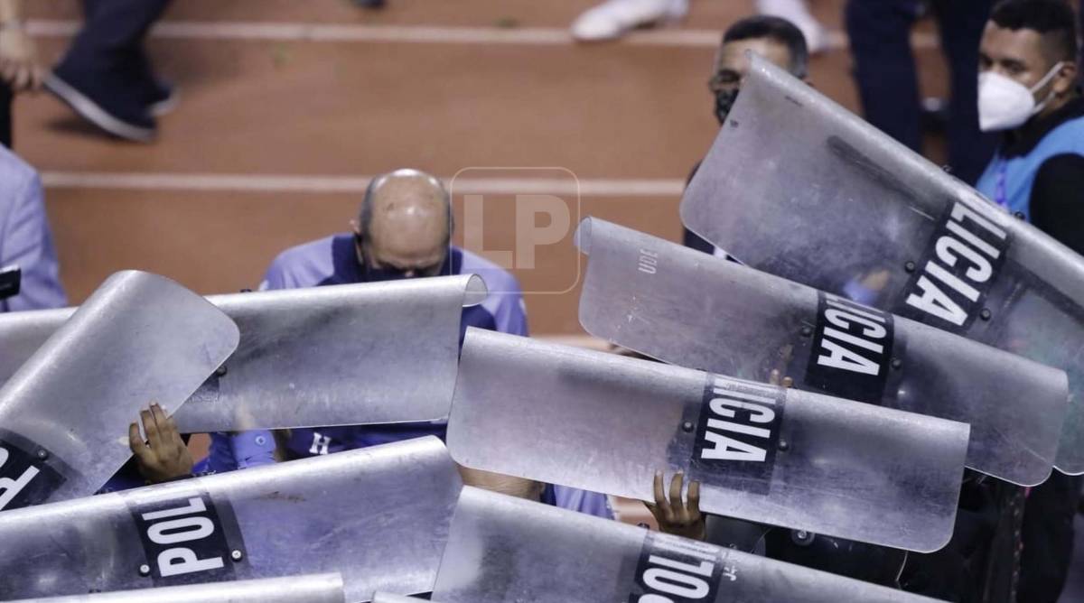 Fabián Coito y el resto de su cuerpo técnico recibió insultos y el lanzamientos de objetos en el duelo donde Honduras perdió 0-2 ante Jamaica.