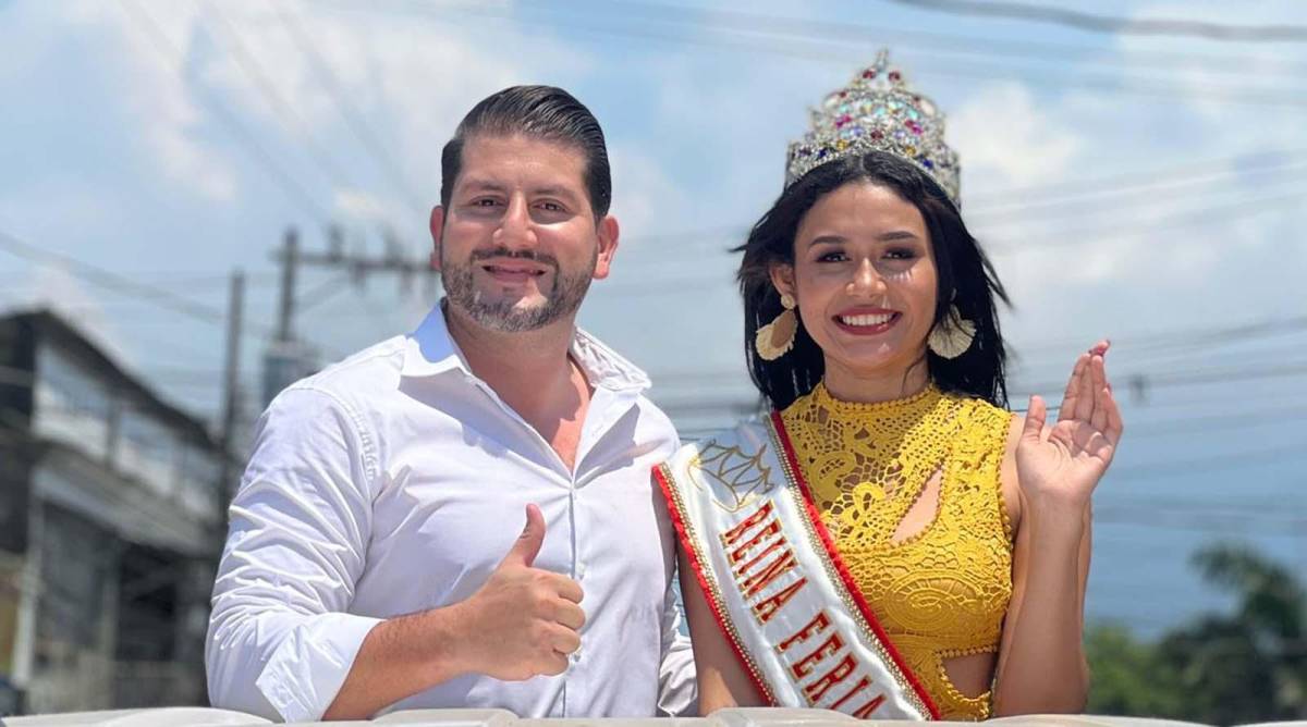 El alcalde Bader Dip inauguró este sábado la Feria Isidra de La Ceiba. Lo acompaña Delia Carías y Bella Rabah, Reina de la Feria y Carnaval respectivamente.