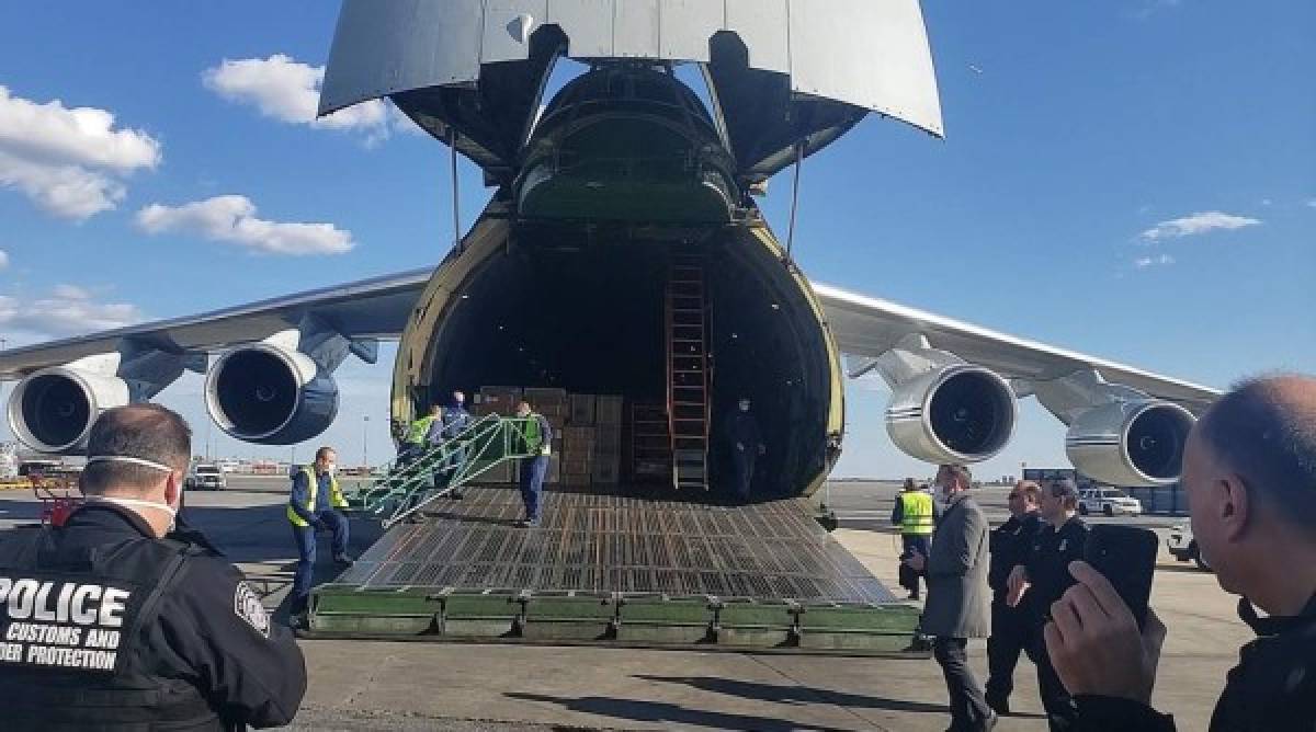 El presidente de Rusia, Vladimir Putin, envió un avión militar con suministros médicos a Nueva York, epicentro de la pandemia de coronavirus en Estados Unidos, para colaborar con el Gobierno de Donald Trump en la lucha contra el letal virus.