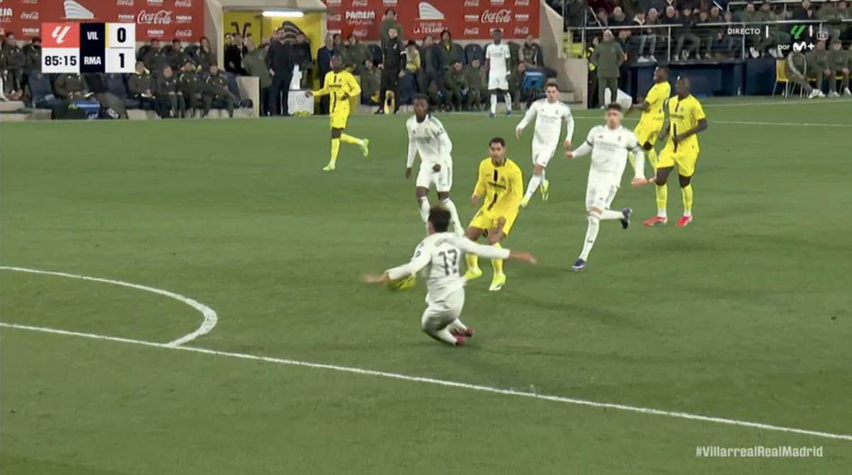 Beso de Mbappé a compañero, Brahim la pasó mal y VAR no intervino en polémica