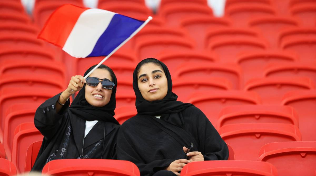 Francia contó con el apoyo de chicas en el duelo ante Polonia.