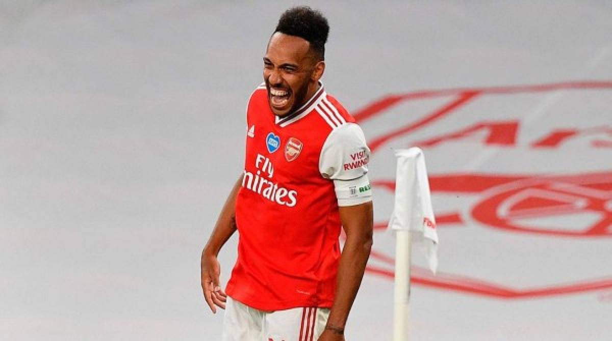 Según Sky Sport, Pierre-Emerick Aubameyang está dispuesto a esperar al FC Barcelona. El gabonés que termina contrato con el Arsenal en junio de 2021, está dilatando su renovación con vistas a un posible interés del club azulgrana. Al parecer, como informa el diario Mundo Deportivo, el delantero de 31 años es el refuerzo en la recámara de la directiva azulgrana por si falla la primera opción: Lautaro Martínez.<br/><br/>Por otra parte, el técnico gunner Mikel Arteta se ha mostrado optimista de cara a la renovación de Aubameyang. 'Me gusta por dónde están yendo las conversaciones, me gusta lo que escucho. Confío en que alargue su estancia'.