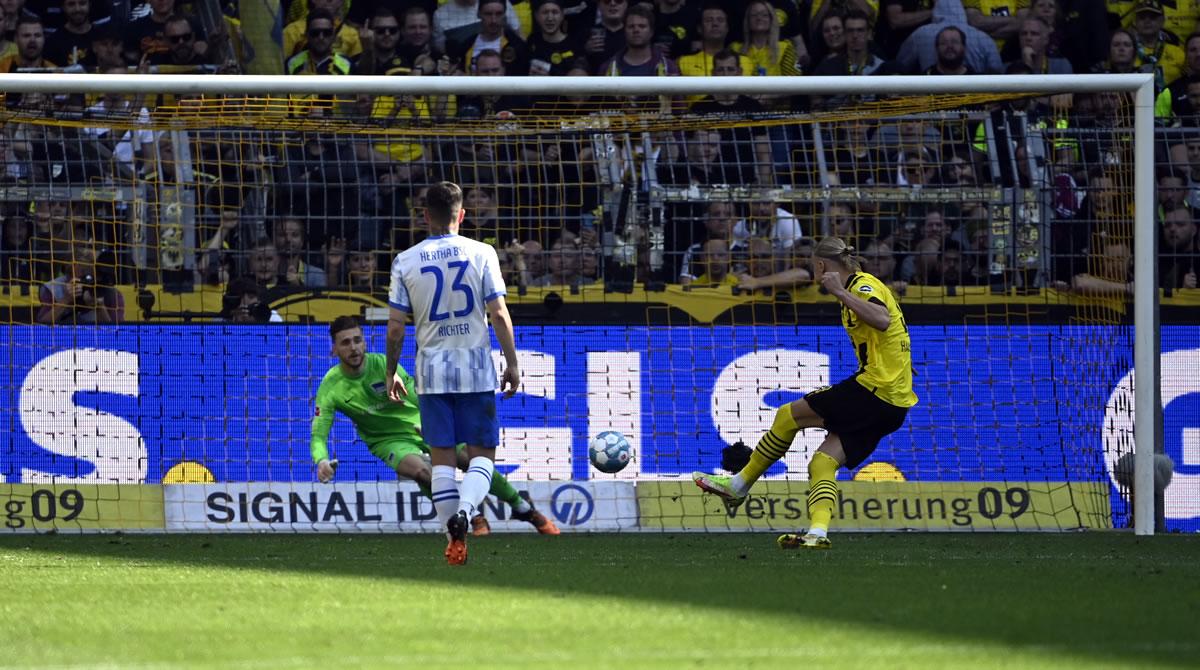 El gol de penal de Erling Haaland en su último partido con el Borussia Dortmund.
