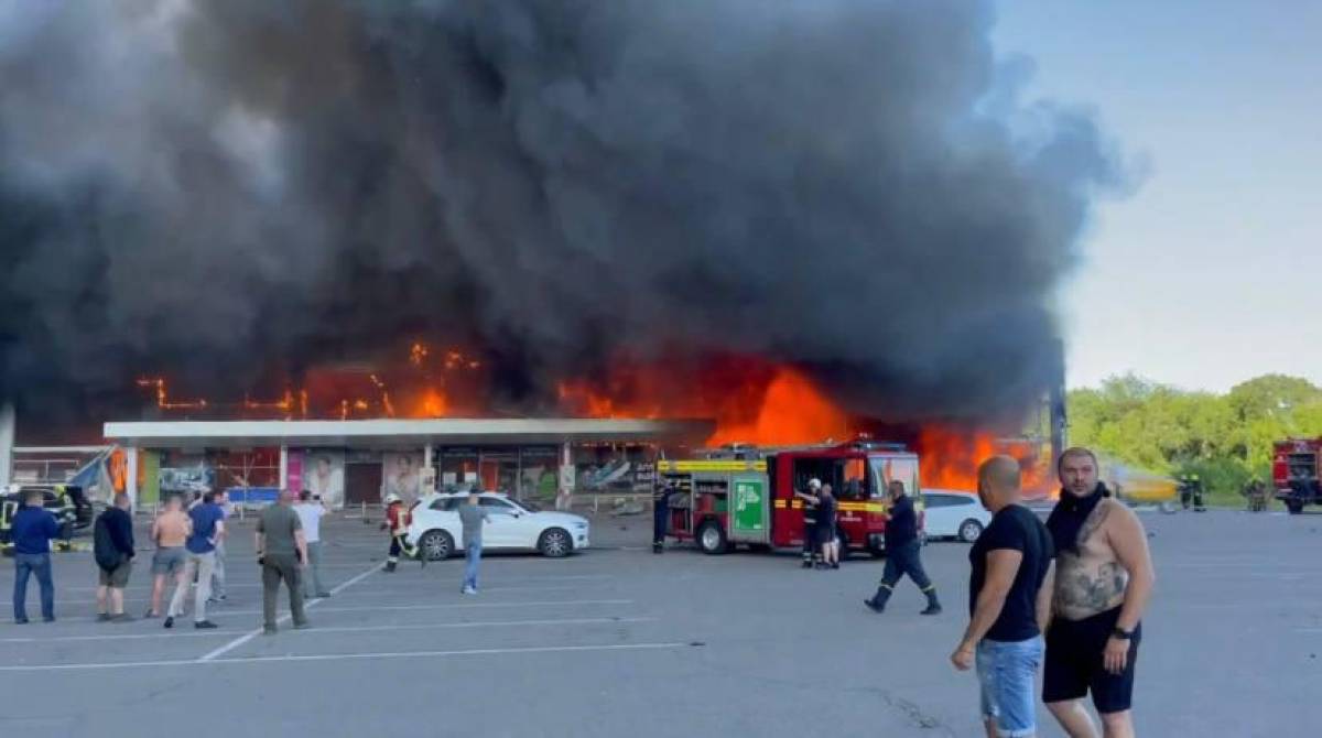 Al menos 10 muertos en ataque con misil en concurrido centro comercial de Ucrania