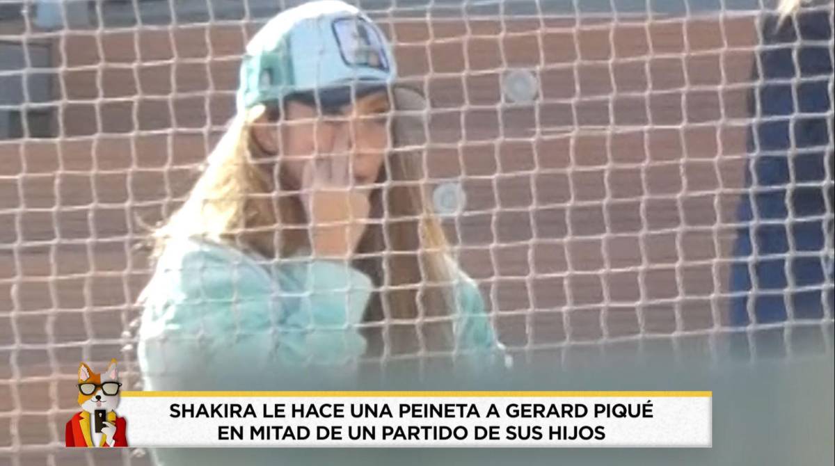 El programa Socialité se coló en el campo y fotografió a Shakira haciendo una peineta, como le dicen en España.