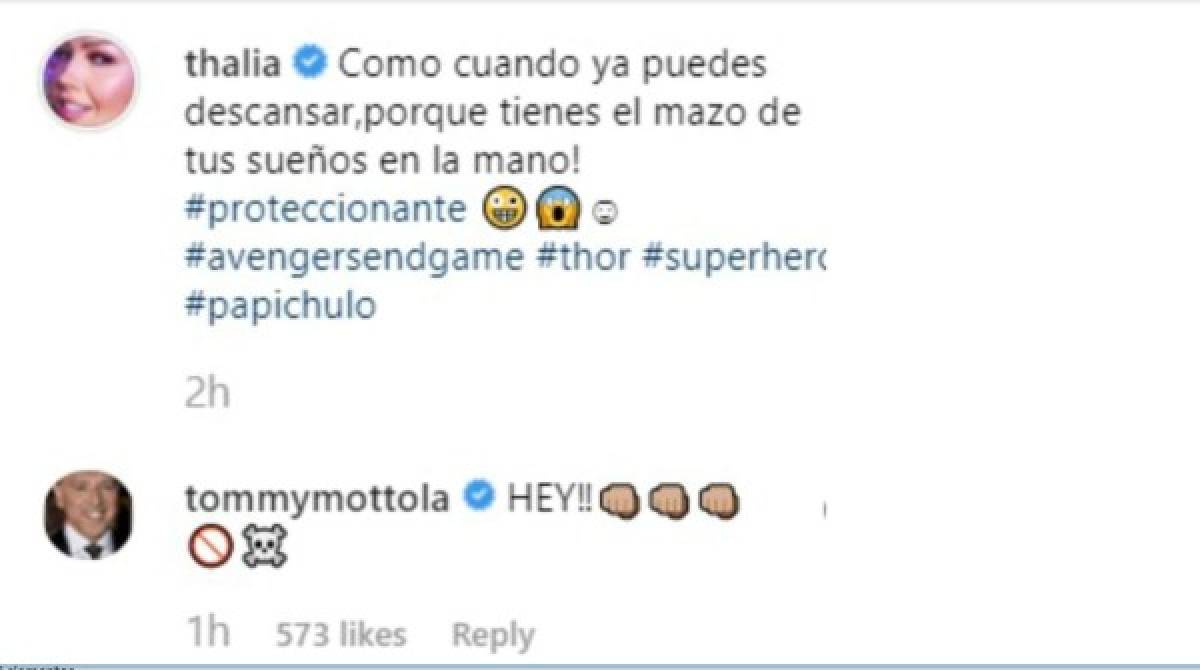 Mottola escribió en tono de broma, 'hey' junto a unos emojis de un puño y una señal de no pasar.