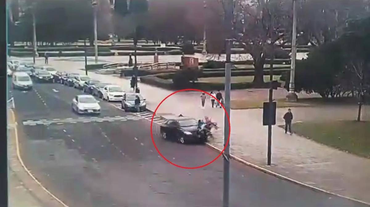 Video: conductor distraído con el teléfono embiste a dos barrenderas