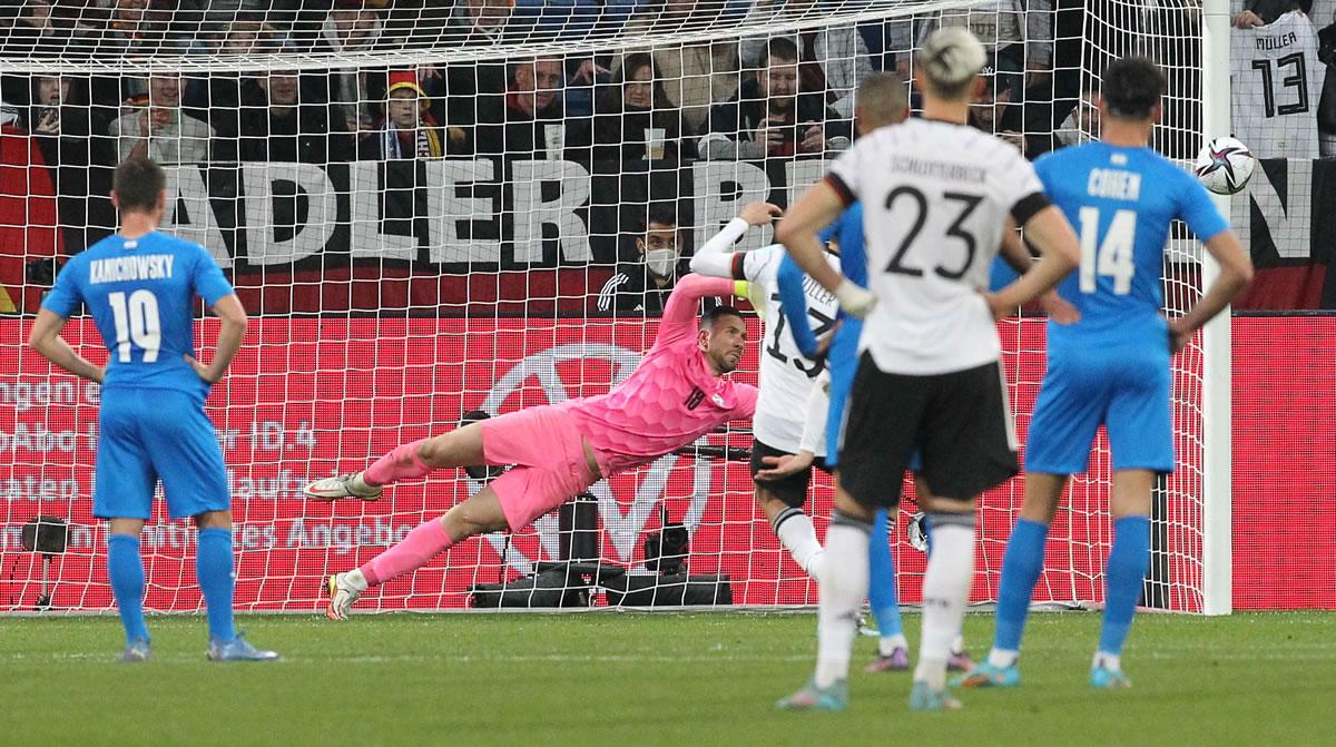 Thomas Müller falló este penal contra Israel.