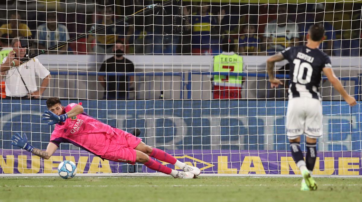 Agustín Rossi parando el segundo penal de Talleres.