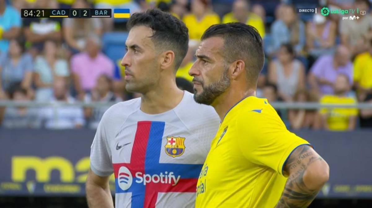 El partido se detuvo y la preocupación era evidente en jugadores del Cádiz y Barcelona. 