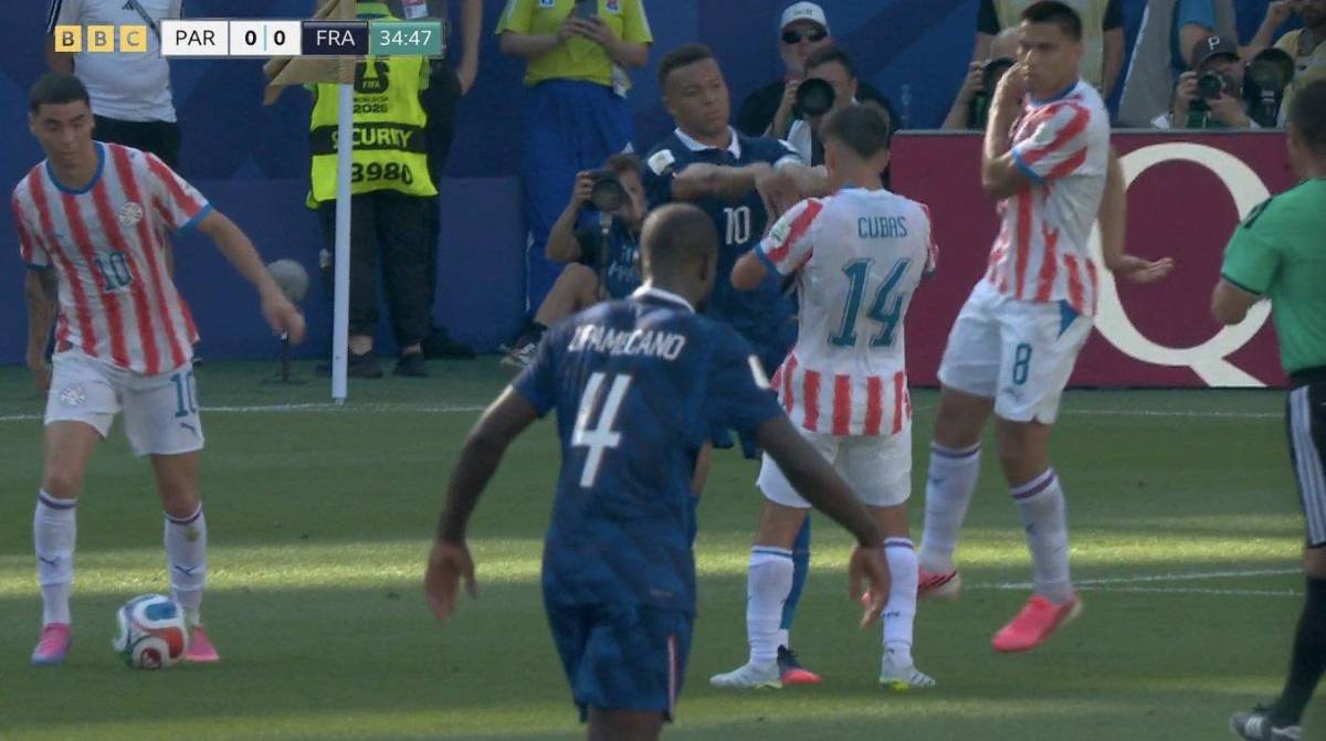 La pelea de Mbappé vs Paraguay, insulto del francés y le celebró en la cara a rival