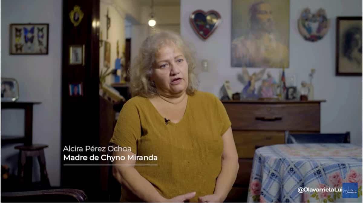 De acuerdo con palabras de la mamá de Chyno Miranda, una de las responsables de lo sucedido es Astrid Dayana Torrealba Falcón, novia del artista venezolano. De ella compartió información en exclusiva para el periodista venezolano, Luis Olavarrieta.