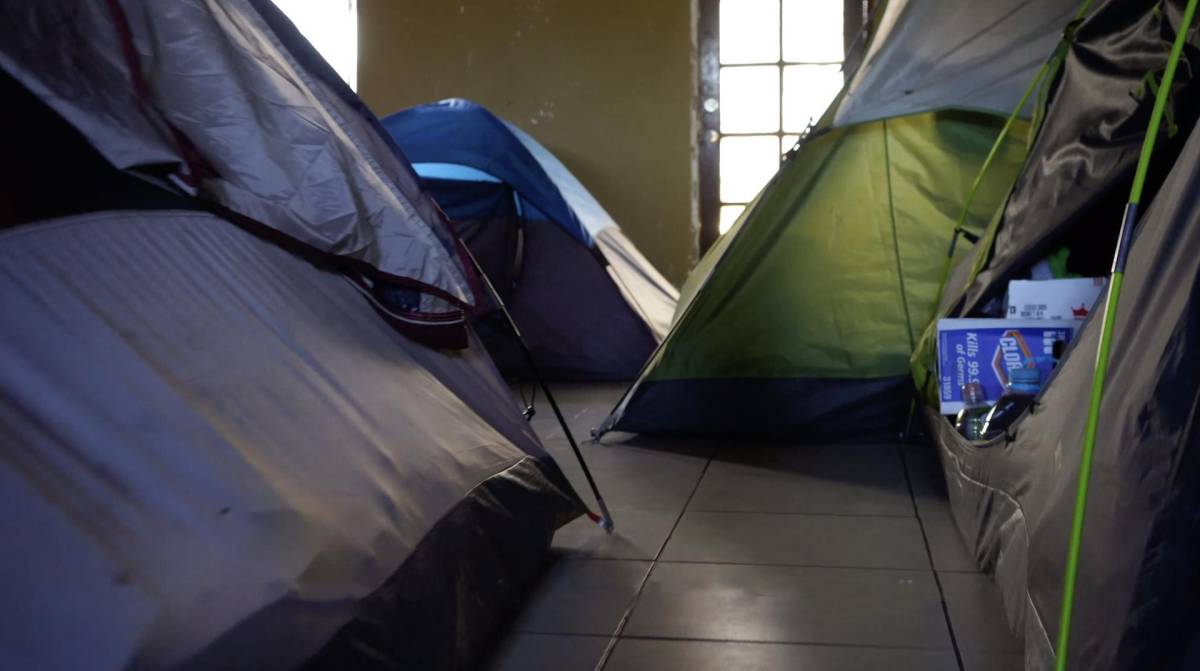 El lugar donde duerme la migrante hondureña Kensey y sus tres hijos en el albergue, durante una escena del documental Seeking Asylum que se estrenó la noche del martes en un evento virtual.