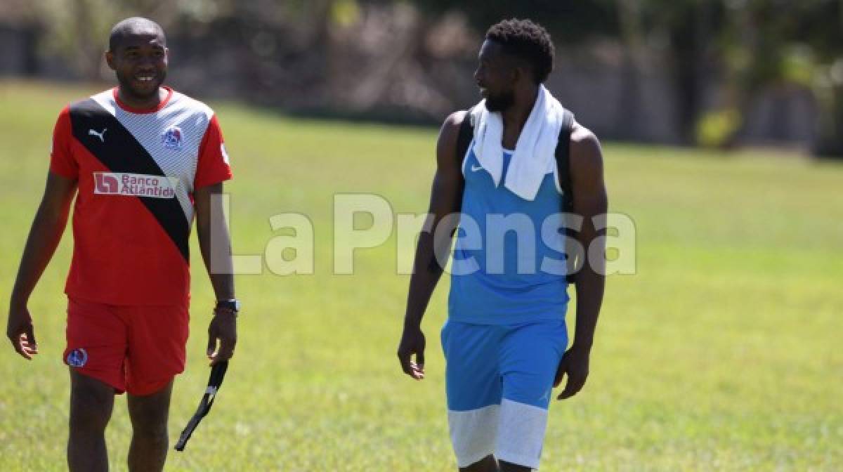 Wilson conversando con su hermano Johnny Palacios en el entreno de este martes.