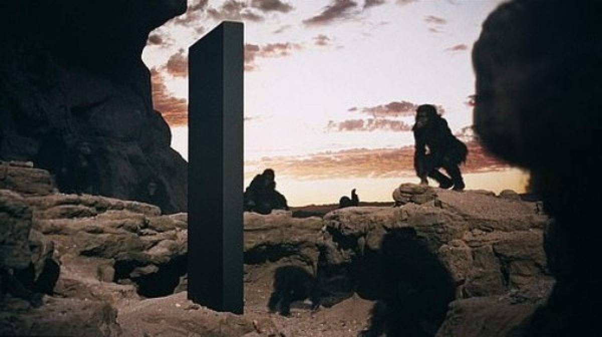 Otros notaron la similitud del objeto con los extraños monolitos alienígenas que desencadenan enormes avances en el progreso humano la famosa película de ciencia ficción de Stanley Kubrick '2001: Odisea del Espacio', de 1968.
