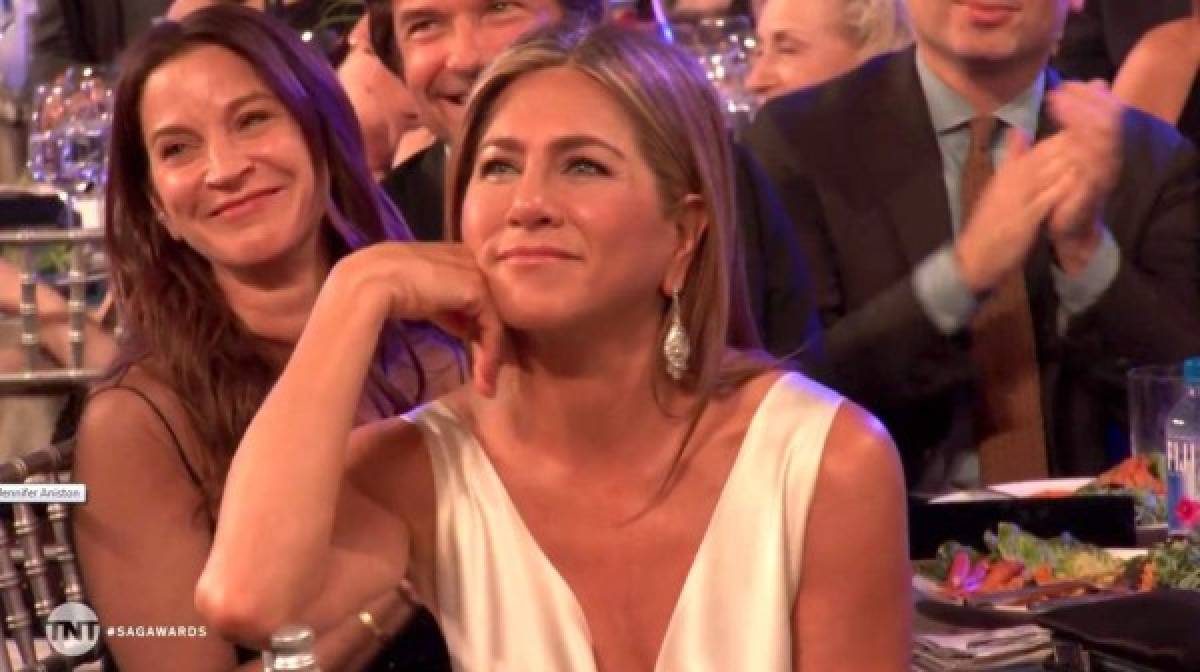 'Seamos honestos, fue una parte difícil', dijo Pitt. “El tipo que se droga, se quita la camisa y no se lleva bien con su esposa. Es un gran salto. Grande.', dijo. Aniston fue captada viendo a su ex mientra reía. MIRA: <a href='https://www.laprensa.hn/fotogalerias/farandula/1350168-411/sag-awards-2020-las-parejas-de-famosos-que-derrocharon-amor-en-la' style='color:red;text-decoration:underline' target='_blank'>Parejas de famosos llenan de amor la alfombra de los SAG Awards 2020</a>