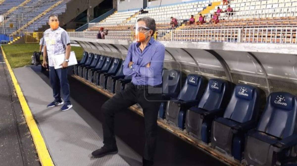 El entrenador Salomón Nazar dio el ejemplo al tomar las medidas de bioseguridad. Los jugadores suplentes de ambos clubes estuvieron en el sector de silla con una cierta medida de distancia.