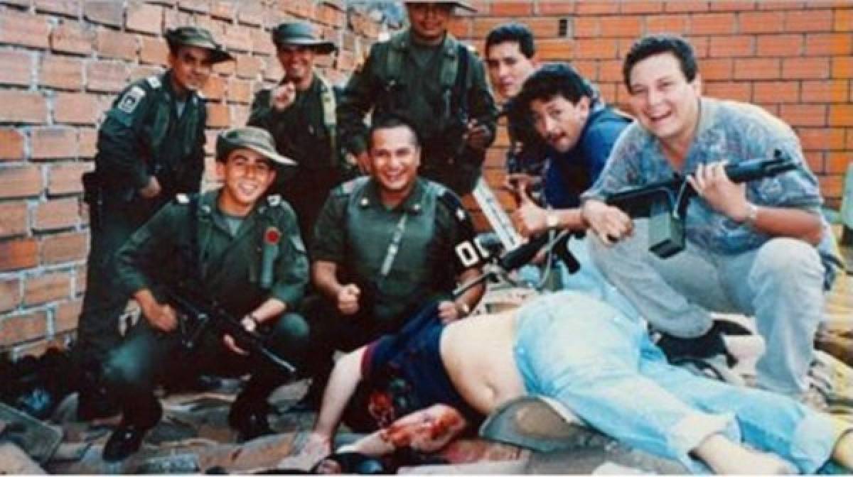 Los Pepes, que pertenecían a una alianza entre los paramilitares y narcotraficantes enemigos del Cartel de Medellín, se atribuyeron la muerte de Escobar, desmintiendo la versión oficial del Gobierno.<br/><br/>Diego Murillo, uno de los líderes de los Pepes, afirmó en su libro 'Así matamos al Patrón' (2014), que la bala que acabó con Escobar la disparó su hermano.