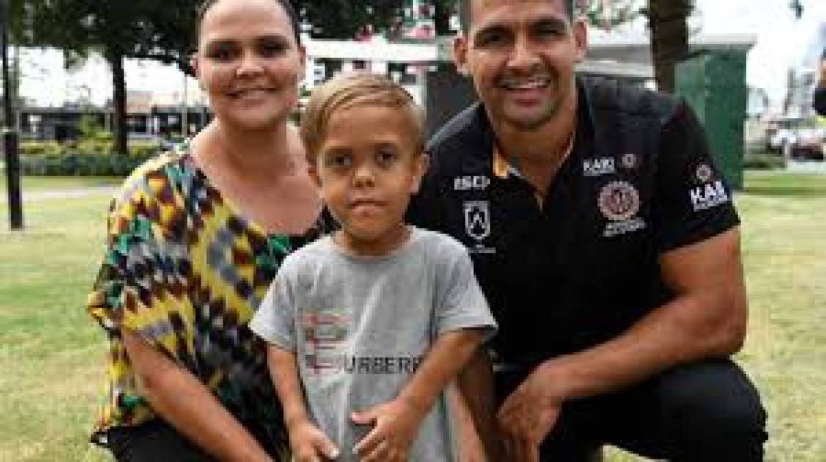Por otro lado, una entrevista realizada en 2015 se refiere a Quaden Bayles como un niño de cuatro años proveniente de Brisbane y que ha ayudado a crear conciencia sobre el enanismo.<br/>