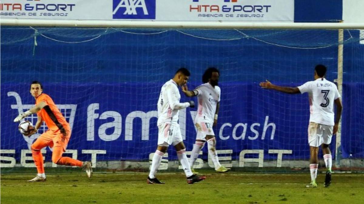 El lamento de los jugadores del Real Madrid tras el segundo gol del Alcoyano.