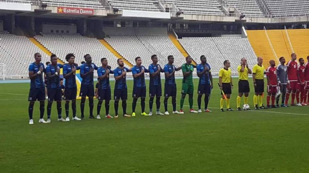 Los jugadores de Honduras entonando el himno nacional previo al partido ante Emiratos Árabes Unidos. Foto @FenafuthOrg