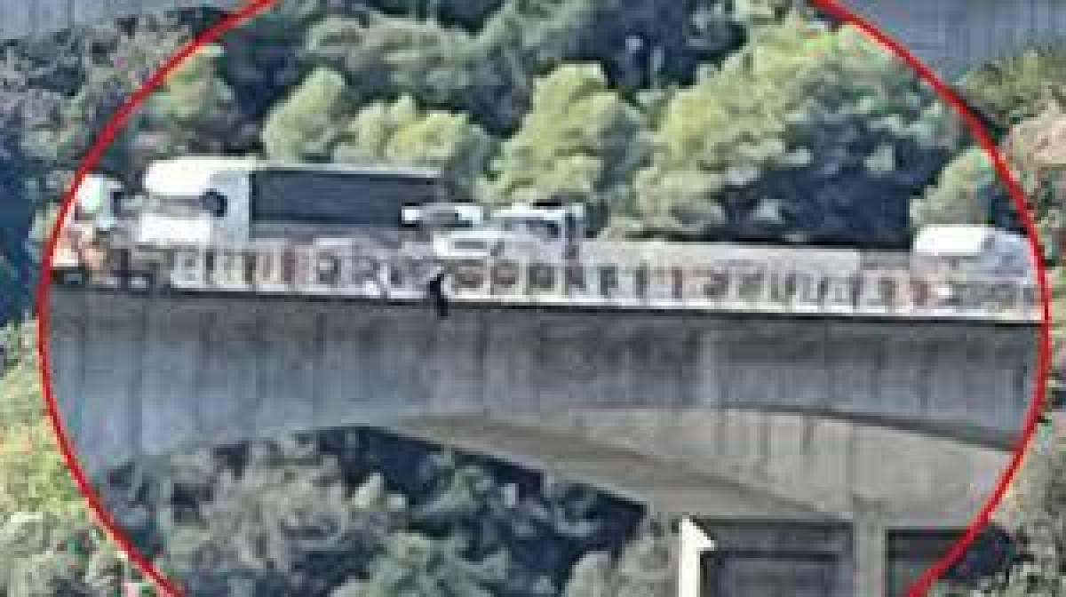 RMC Sport informó en su web que el mediocampista de 22 años estaba en la barrera de emergencia del viaducto y amenazaba con saltar al vacío, a una altura de 100 metros.