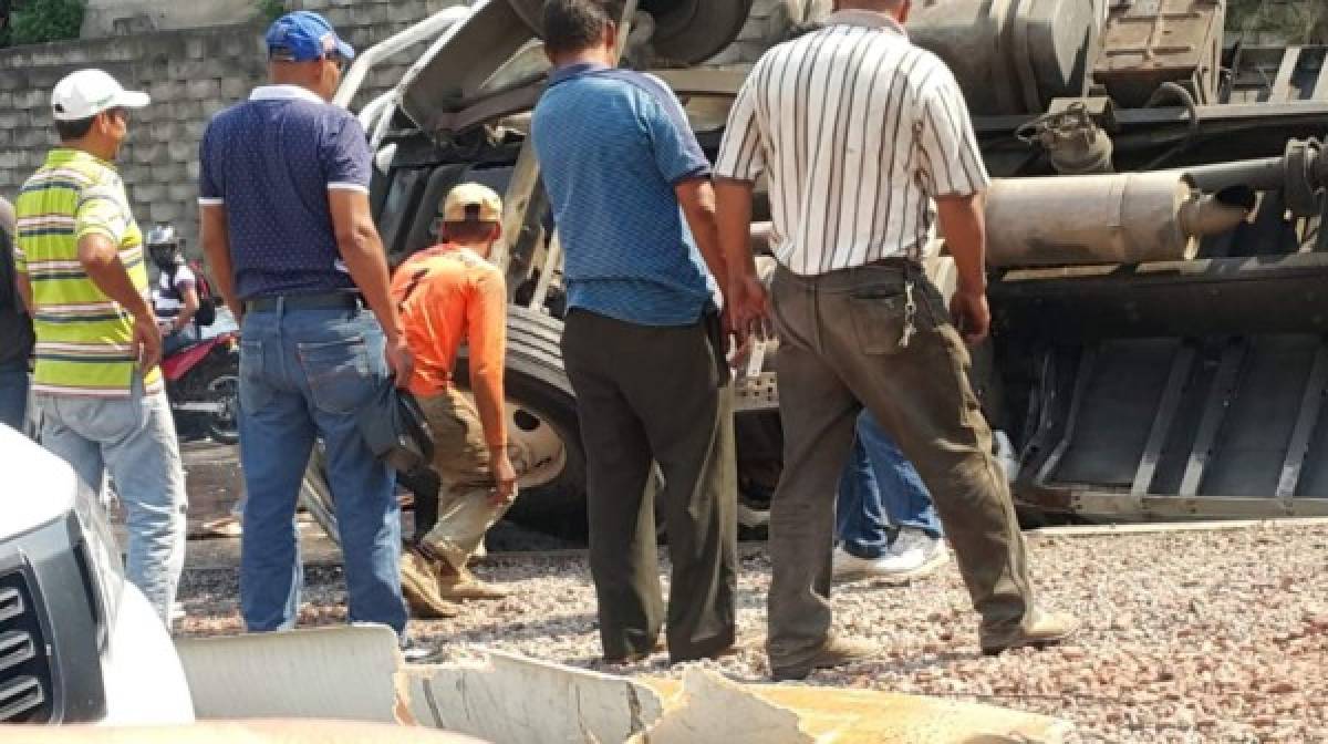 Un múltiple accidente de tránsito ha dejado, al menos, un menor muertos esta tarde en el bulevar Fuerzas Armadas a la altura del sector de El Carrizal en la capital de Honduras.