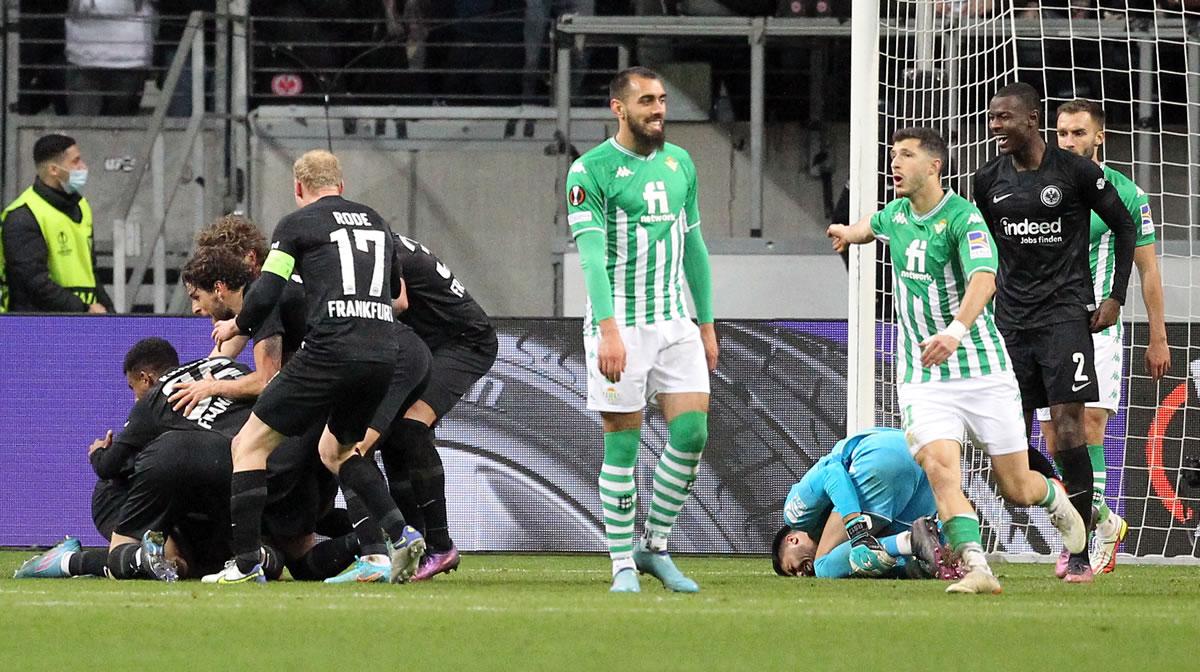 Jugadores del Eintracht Frankfurt celebrando el gol que los metió a cuartos de final de la Europa Leagua y eliminó al Betis.