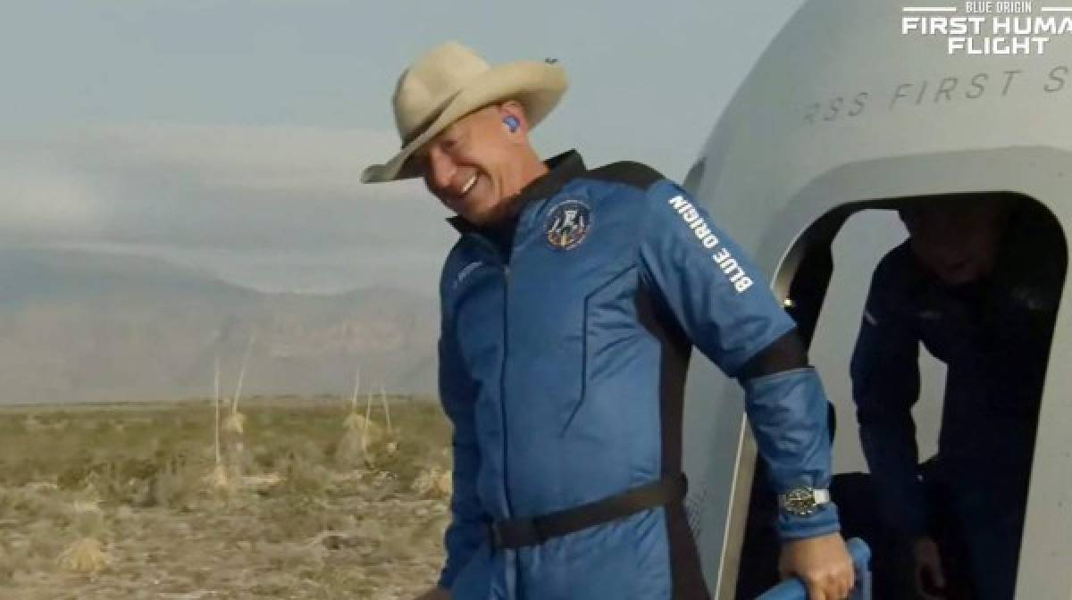 Las imágenes del viaje de 11 minutos del multimillonario Jeff Bezos al espacio