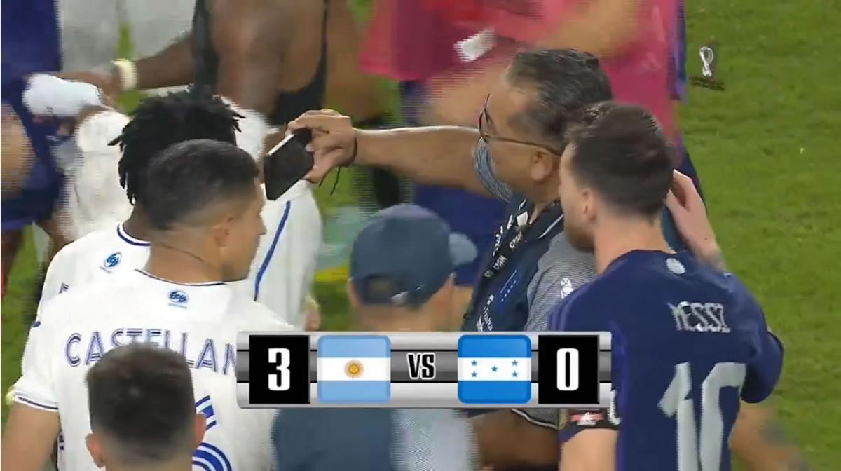 El kinesiólogo hondureño Gerardo Mejía fue de los primeros en sacarse una fotografía con Messi tras el pitazo final.