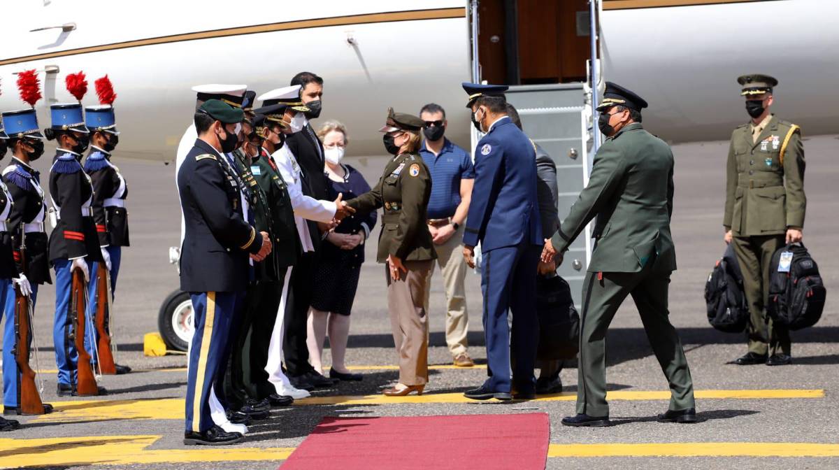 Llega a Honduras la jefa del Comando Sur de EEUU
