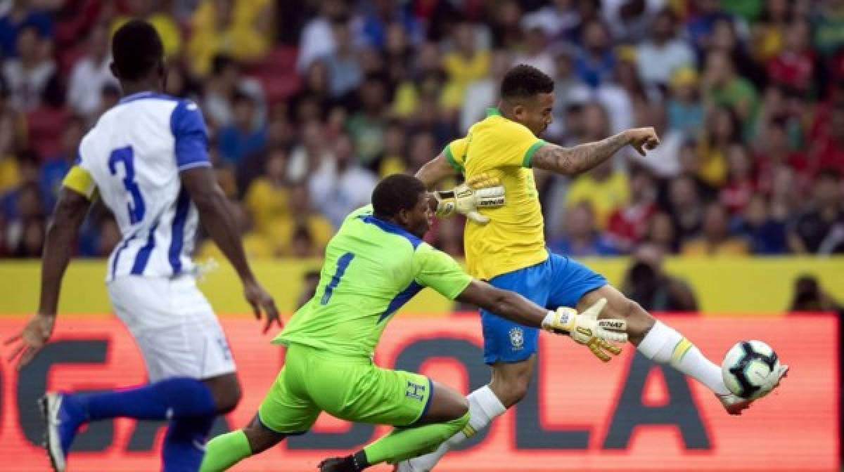 Momento en el que Gabriel Jesus marca el 4-0 de Brasil con este remate de zurda, superando a Luis 'Buba' López, mientras Maynor Figueroa solo observa la acción.