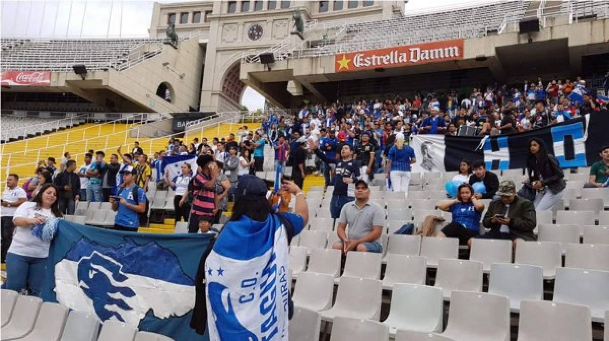 Sin embargo, estos aficionados hondureños fueron sacados luego por los elementos de seguridad del Olímpico de Montjuïc. Foto Twitter @nichoflores15