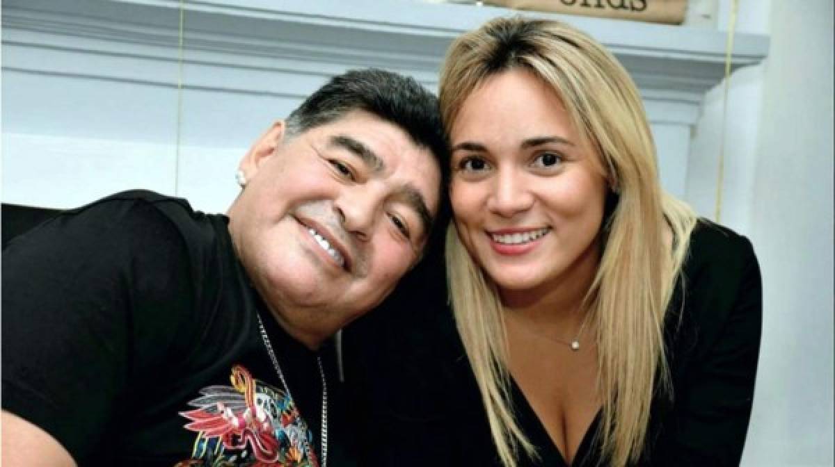 Rocío Oliva tiene casi seis años de relación con Diego Maradona. El exfutbolista argentino le duplica la edad, ella tiene 28 y él 57.