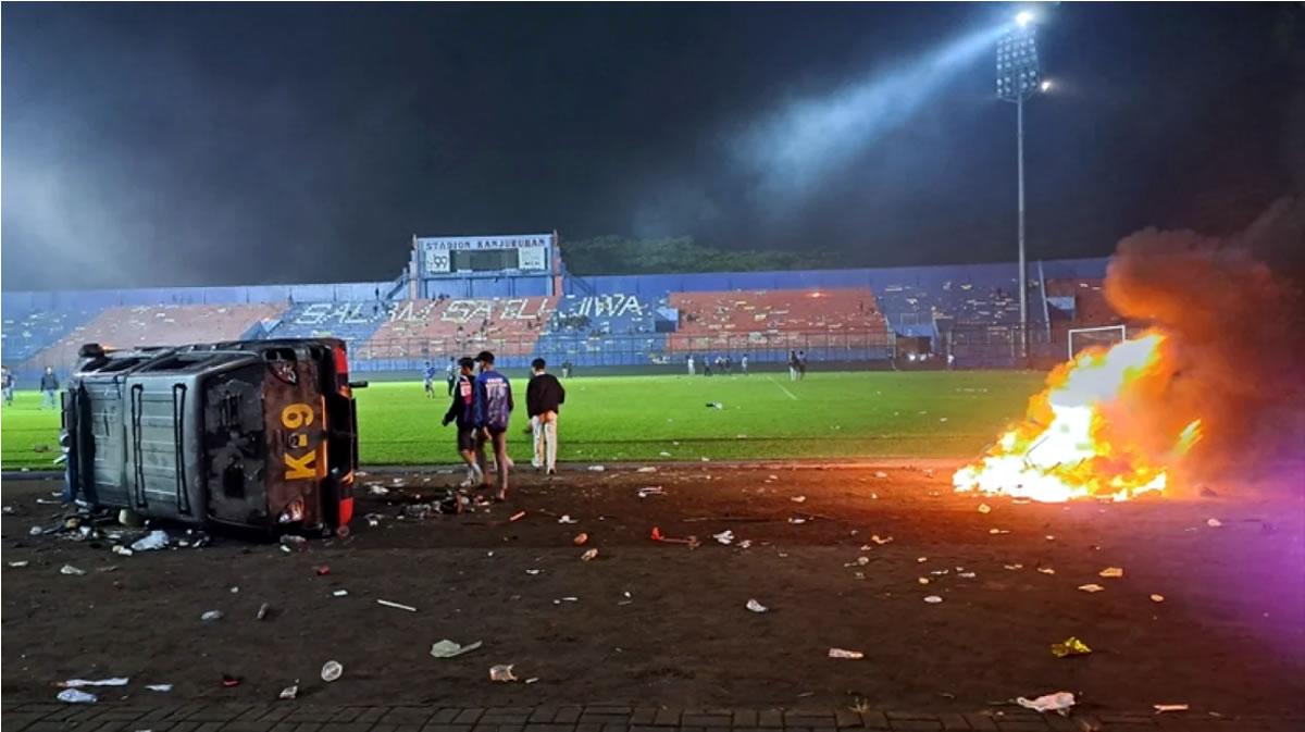 Las dantescas imágenes de la batalla campal que dejó más de un centenar de muertos en partido de fútbol en Indonesia