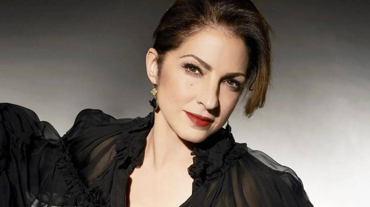 La cantante Gloria Estefan reveló este jueves que cuando tenía 9 años de edad fue abusada sexualmente por un familiar, alguien que tenía una escuela de música y en quien su madre confiaba.