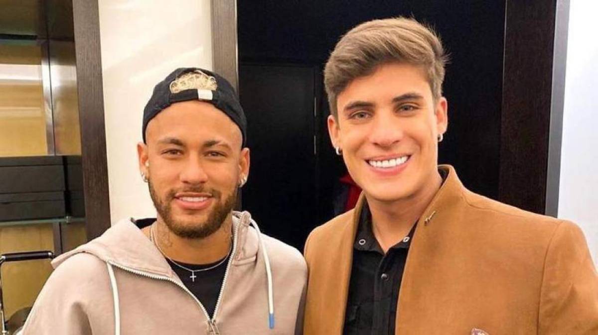 Según publicaron en Brasil los medios ‘Extra’ y ‘Lance’, Tiago Ramos es bisexual y con anterioridad tuvo romances con Mauro (cocinero de Neymar), el asesor Irinaldo Oliver, el célebre ‘influencer’ Carlinhos Maia y vivió una relación a tres con el matrimonio formado por Hans Madrid y Raphael Stemberg.