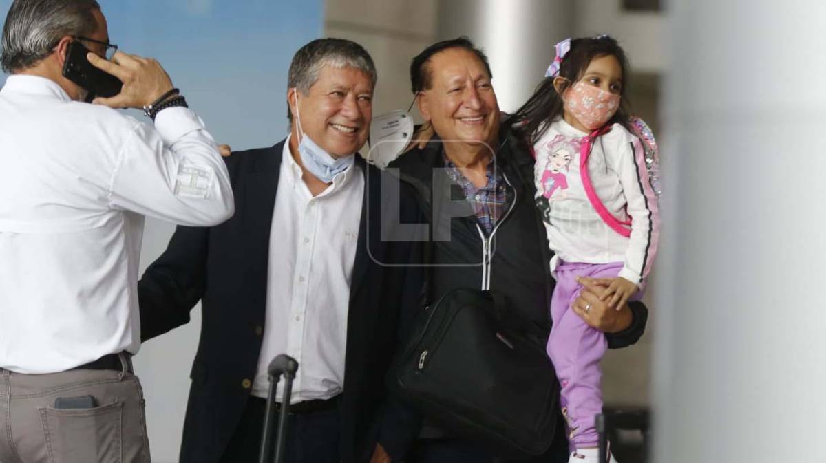 “Bolillo” Gómez comenzó a recibir el cariño de los hondureños ya que le pidieron algunas fotografías.