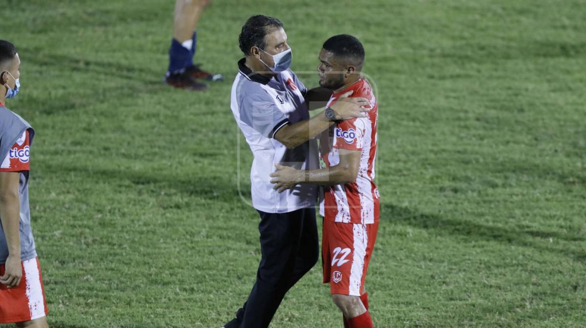 El entrenador portugués Fernando Mira felicitando a Alexander Aguilar.