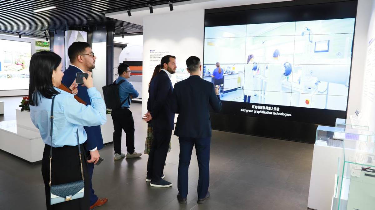 Empresarios chinos y funcionarios hondureños compartieron tras el anuncio.