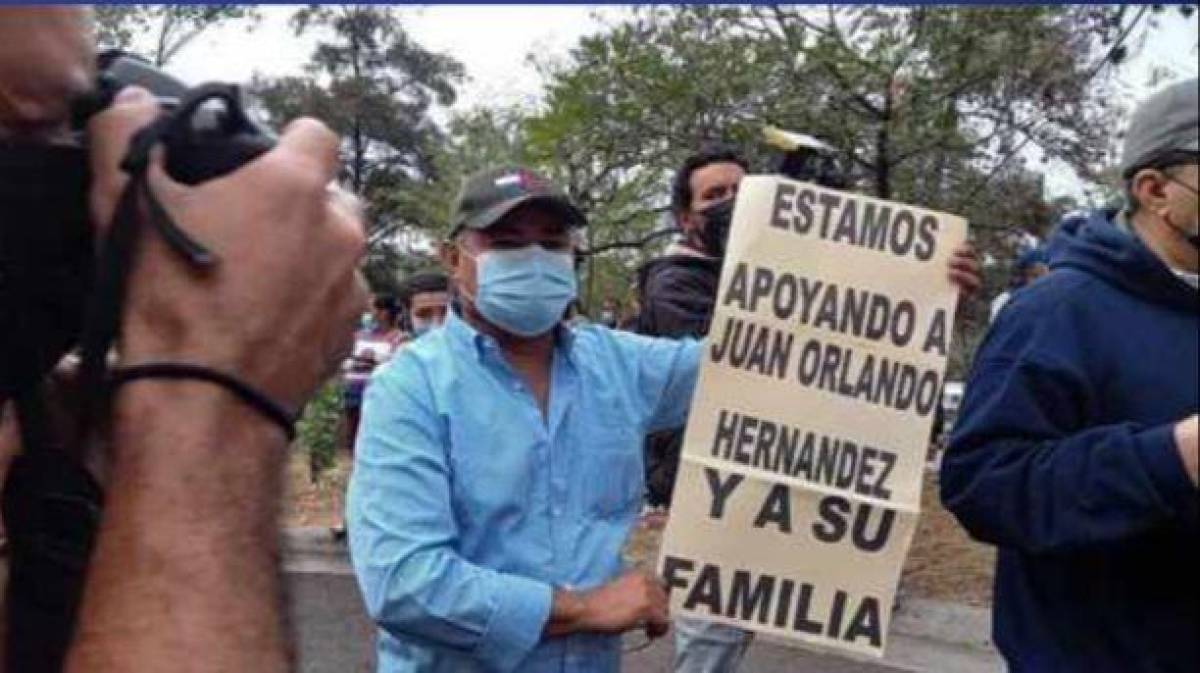 Los manifestantes expresaron su apoyo a JOH y su familia.