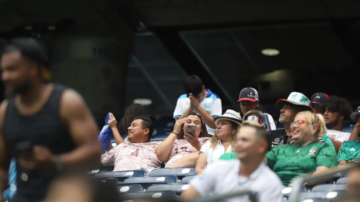 Afición hondureña y mexicana en el interior del estadio.