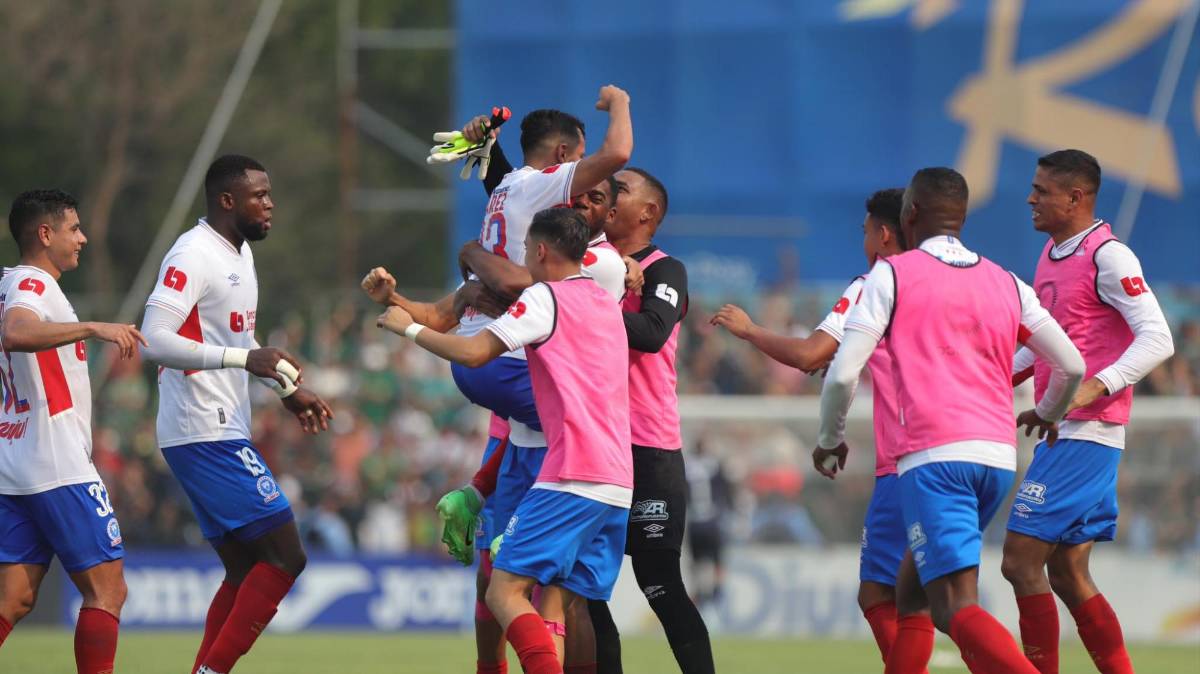Jorge Álvarez anotó un golazo de tiro libre en el estadio Yankel Rosenthal.