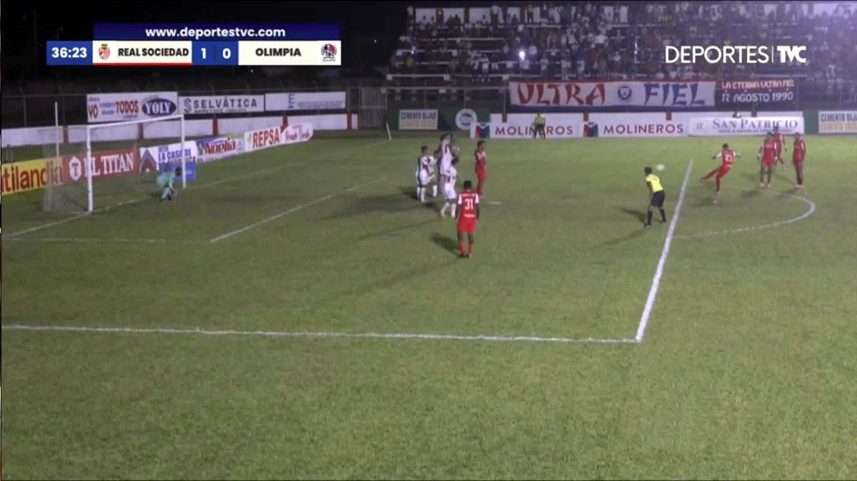 El tiro libre de Edder Delgado para su golazo ante el Olimpia.