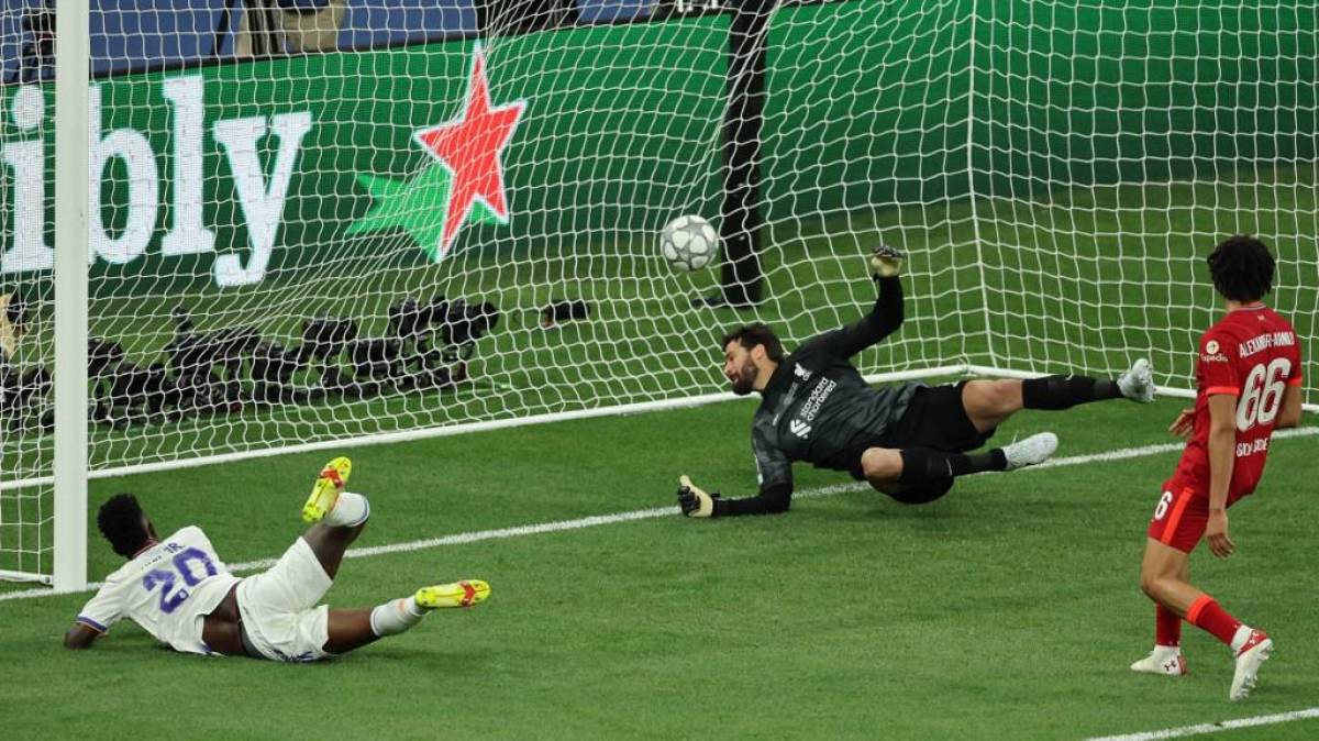 El uruguayo Fede Valverde recorrió varios metros con el balón, luego sacó un remate y Vinicius le ganó la espalda a Trent Alexander-Arnold para empujar la pelota al fondo de las redes.