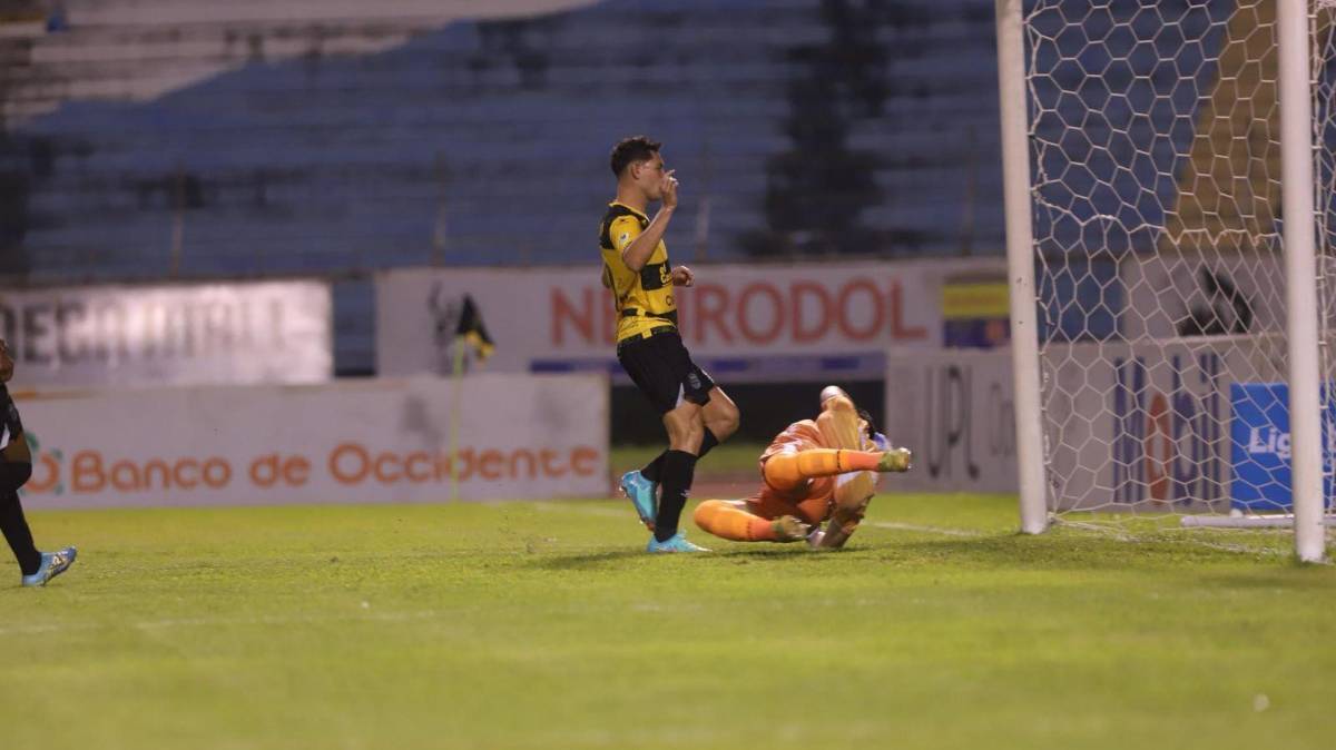Jhow Benavídez no perdonó en el rebote y puso el 1-1 del Real España ante Real Sociedad.