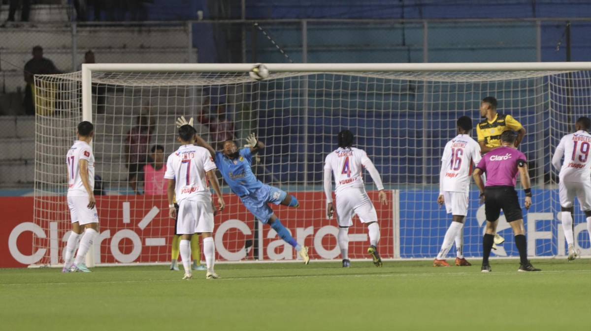 EL tiro libre fue imposible de poder detener para Buba López.