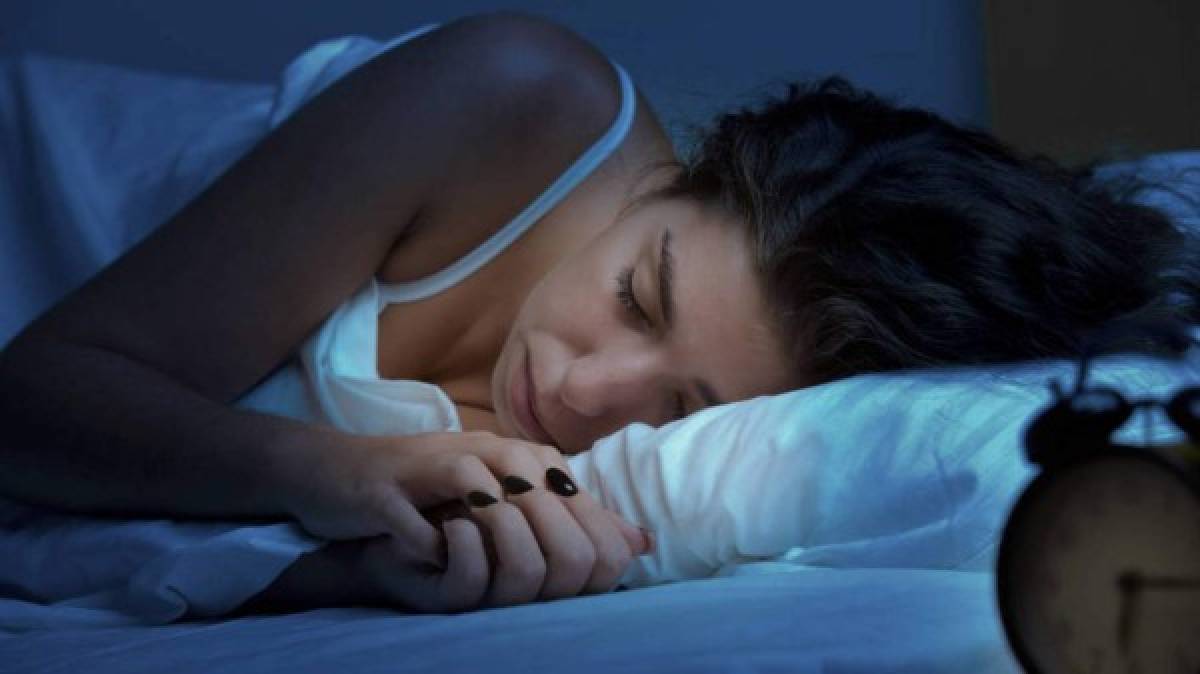 La otra forma de superar la resaca es dormir: cuanto más duermes, menos resaca tienes. El problema es que con tanto alcohol en el cuerpo no es fácil.