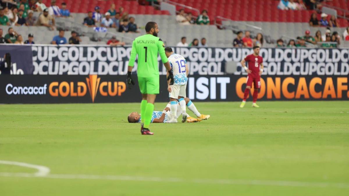 Luis Vega se lanzó al terreno de juego y tuvo que abandonar el partido ante Qatar.