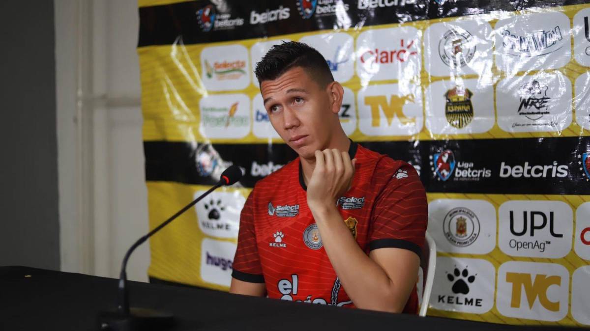 Michael Perelló en conferencia de prensa.